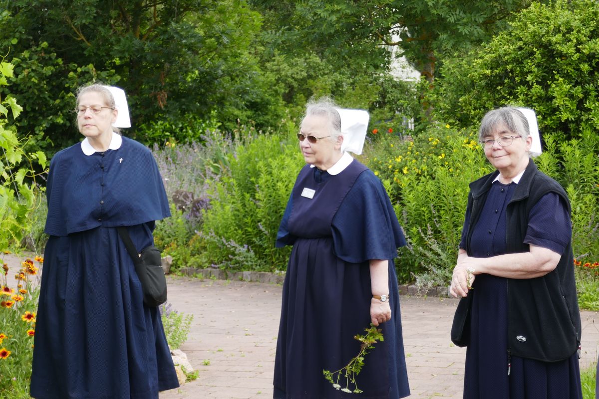 im Park Diakonisse mit Freunden